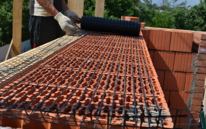 Трещины в кирпичных фасадах зданий